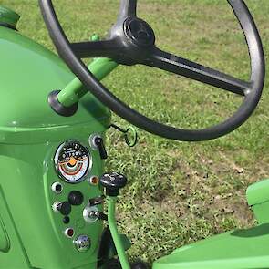 Het simpele dashboard van de Deutz D15 met al wel een toerenteller. Het trekkertje had drie versnellingen vooruit met een hoge en lage gearing. Zijn grotere broers hadden een versnelling meer.