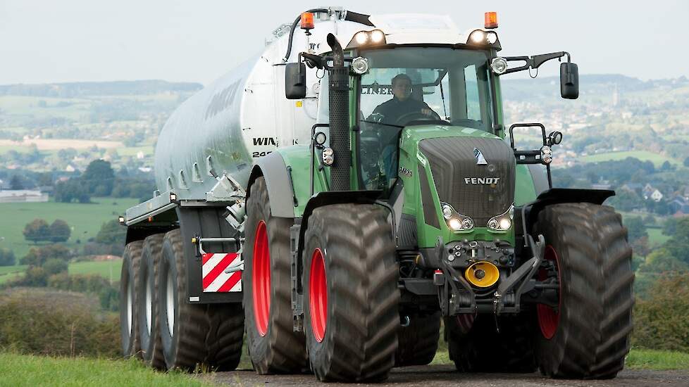 De Joskin Euroliner mesttank met drie assen en hydraulische vering