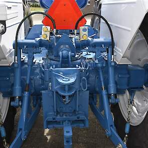 De achterbrug van de County 1124 is hetzelfde als van de Ford 5000.