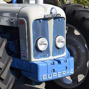 De Super Four is gebaseerd op de Fordson Super Major New Performance.