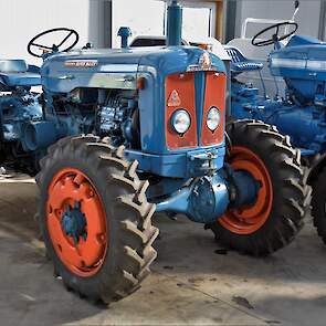 Ook bijzonder is deze Fordson Super Major met voorwielaandrijving van Roadless en geïntegreerde wielgewichten in de voorwielen.