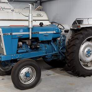 De Spaanse Ebro lijkt een vreemde eend in de bijt, maar zo ziet Zomerdijk dat niet. Het is immers een in licentie gebouwde Fordson Major met een andere motorkap, spatborden en dashboard. De spatborden zijn trouwens van Massey-Ferguson.