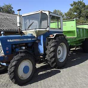 Deze Ford 5000 met voorwielaandrijving wordt nog gewoon gebruikt op de kwekerij.