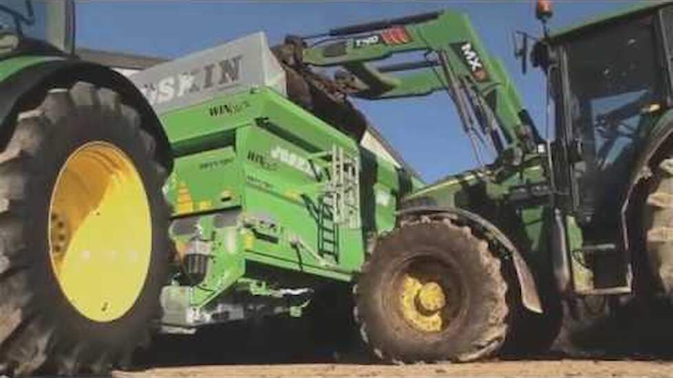 De Joskin Tornado3 aan het stalmeststrooien Trekkerweb