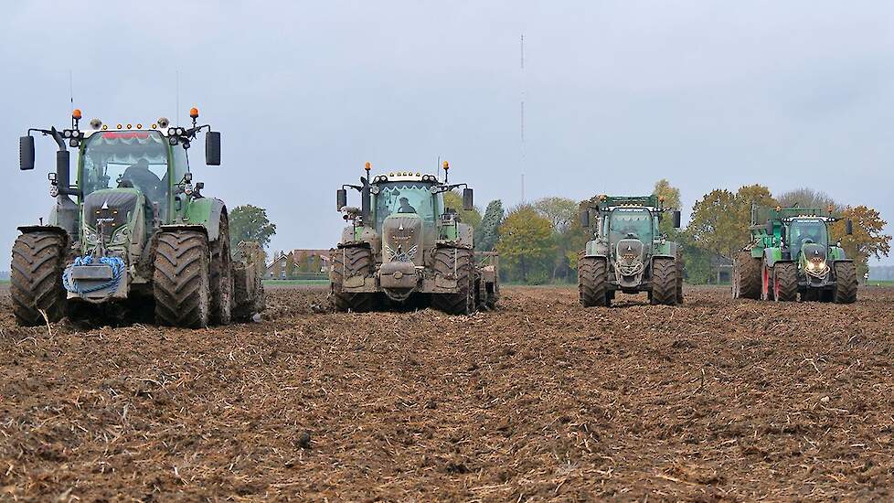 FENDT Tractors Spreading Manure + Spading | Mest strooien + Spitten | Jan Bakker - Van het Goor