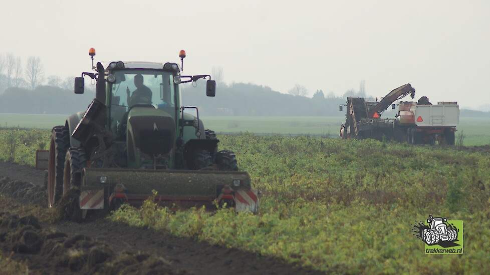 Fendt 930 met twee Fasen Gilles rooimachine Valeriaan rooien -Trekkerweb harvest