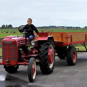 Harms zoontje Arjan op de DED-3 met de gerestaureerde Miedema platte wagen.