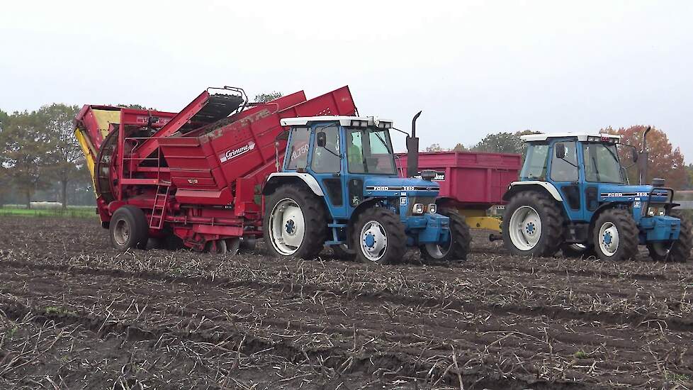 AARDAPPELS ROOIEN MET EEN FORD 5610 GRIMME HL 750