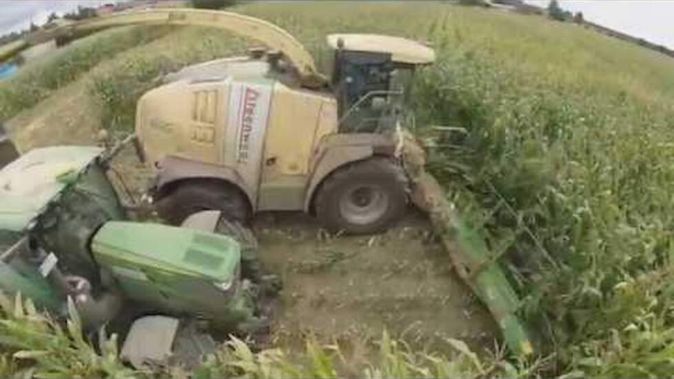 Krone BigX 1100 met 14rijer XXL in het stof Trekkerweb