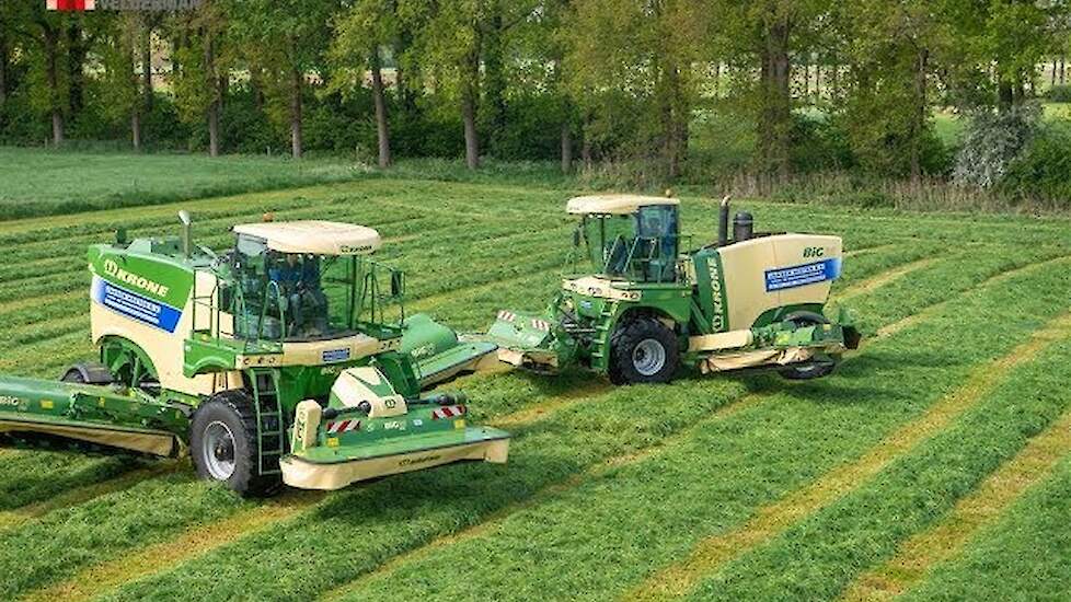 Mowing Krone Big M450 Big M420 aan het werk Loonbedrijf Jansen Heeten BV