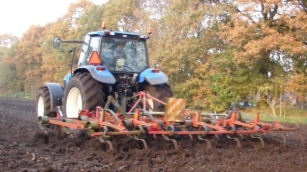 New Holland TM 115 Turbo met Kongskilde Vibraflex cultivator 2009