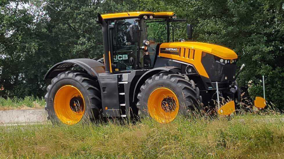 New type JCB Fastrac 8330 with Agribumper Trekkerweb