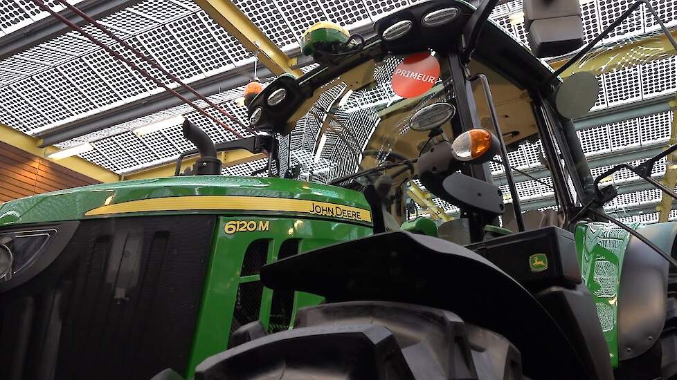 New John Deere 6120 M walkaround