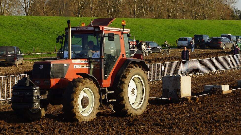 Fiat Winner en Deutz DX aan het betonslepen