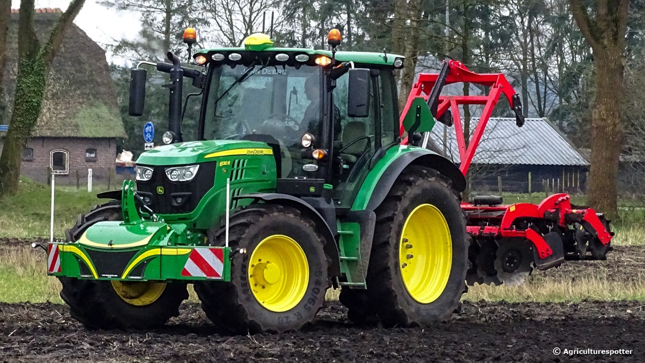 John Deere › Voorzichtige start van wat landwerk | Trekkerweb.nl
