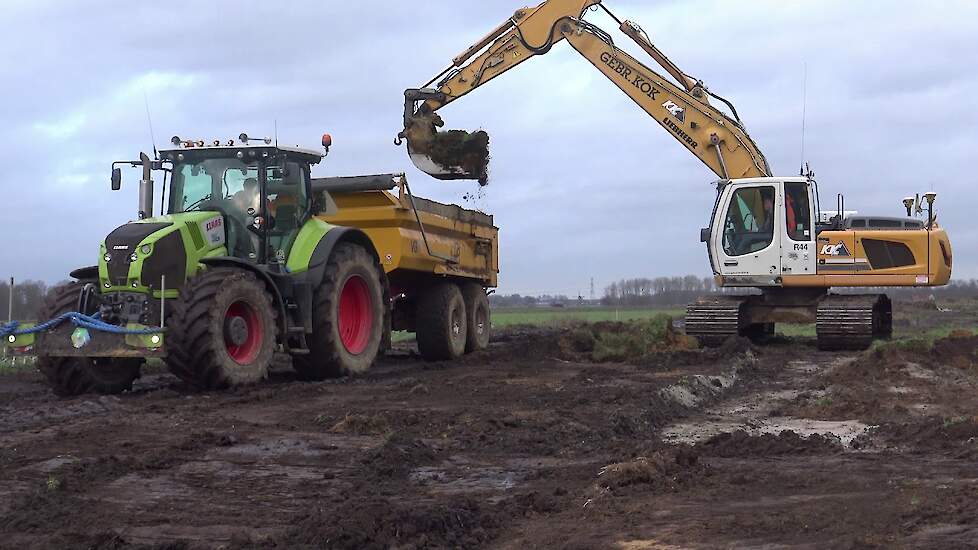 GROND DUMPEREN MET EEN FENDT 826 VARIO CLAAS AXION 850 LIEBHERR 906