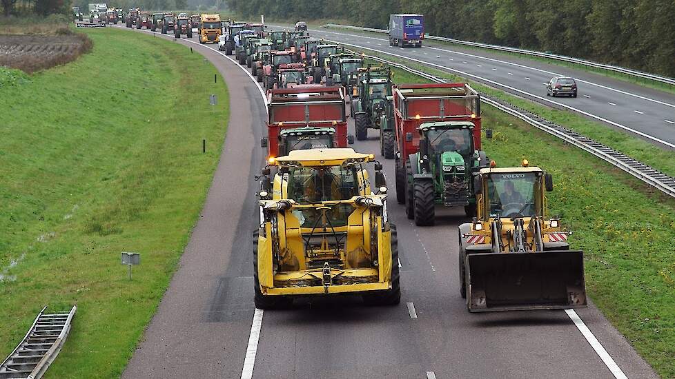 Boeren protest opweg naar Assen over A28