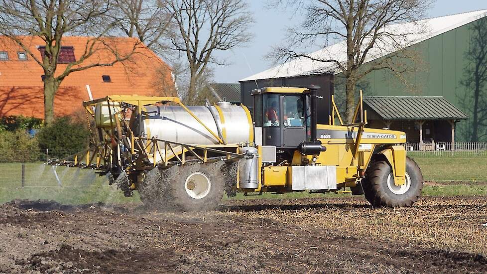 Terra Gator 8103 van Gromes Plender B.V vloeibare meststof NaKMg uitrijden Trekkerweb