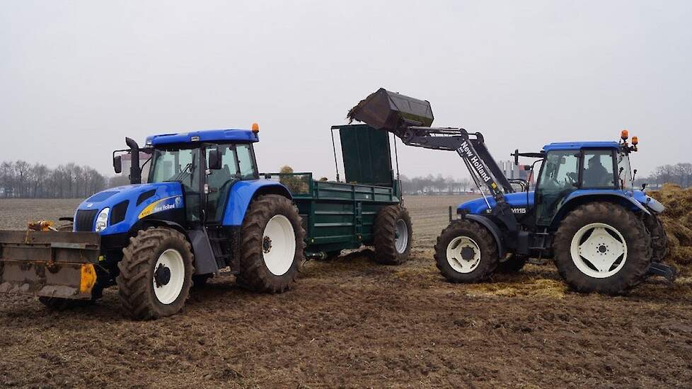 New Holland T7510 met Samson strooier stro verspreiden