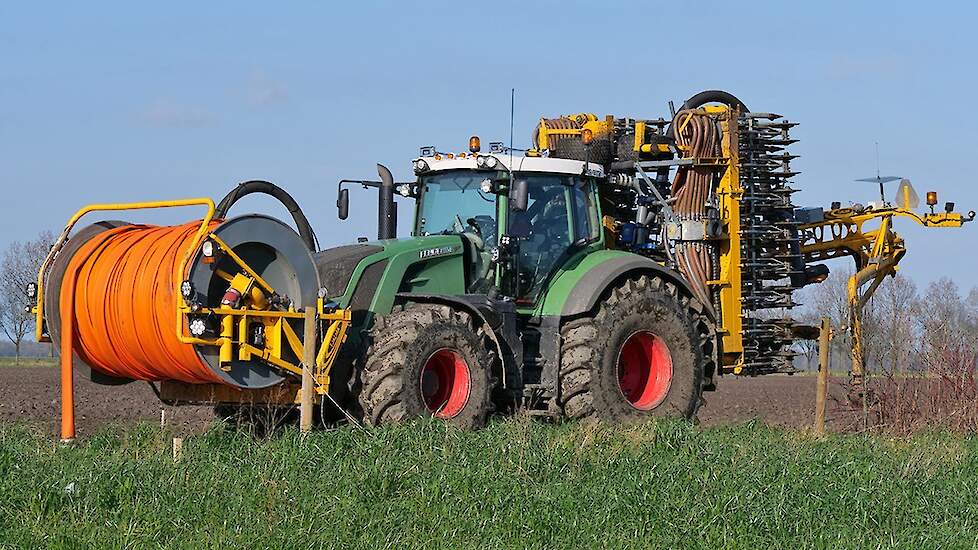 Spreading liquid manure on a dairy farm | Drijfmest injecteren | Visch BV - Gülle | 2020