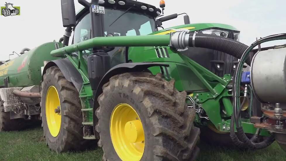 John Deere 6215R van loonbedrijf Schiemann
