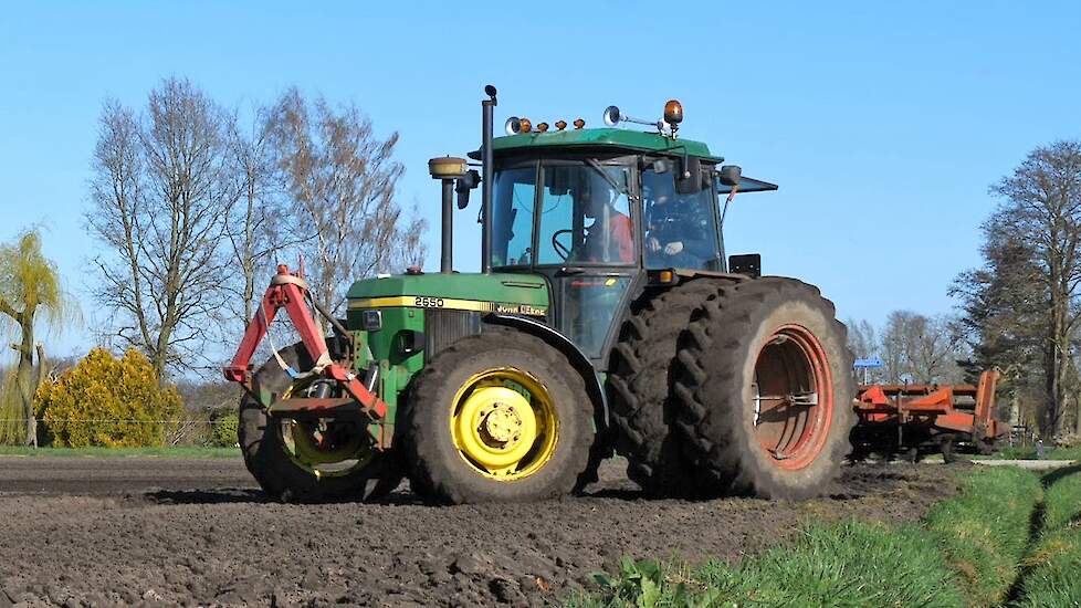 John Deere 2650 - Youngtimer - Lely - rotorkopeg - power harrow - Wolfsen