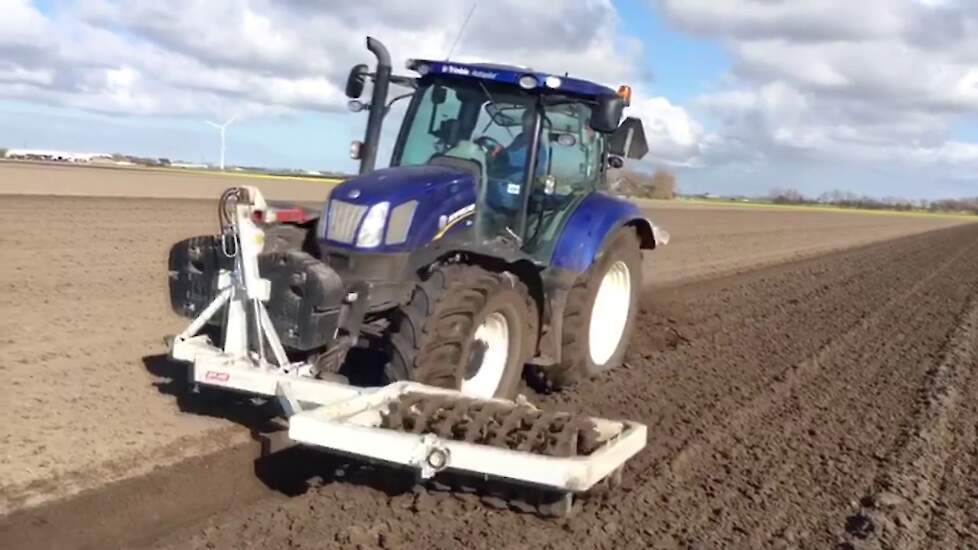 WN Kramer BV uit Burgerbrug komt met een 3 schaar zand ploeg
