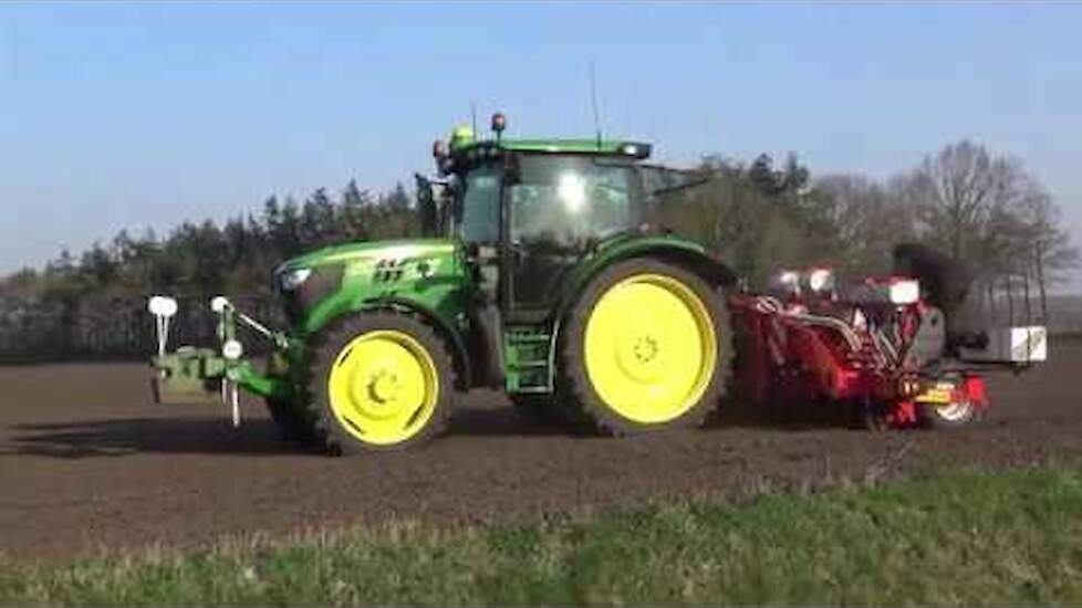 DE EERSTE UIENZAAIEN VAN 2020 MET EEN JOHN DEERE 6115 R