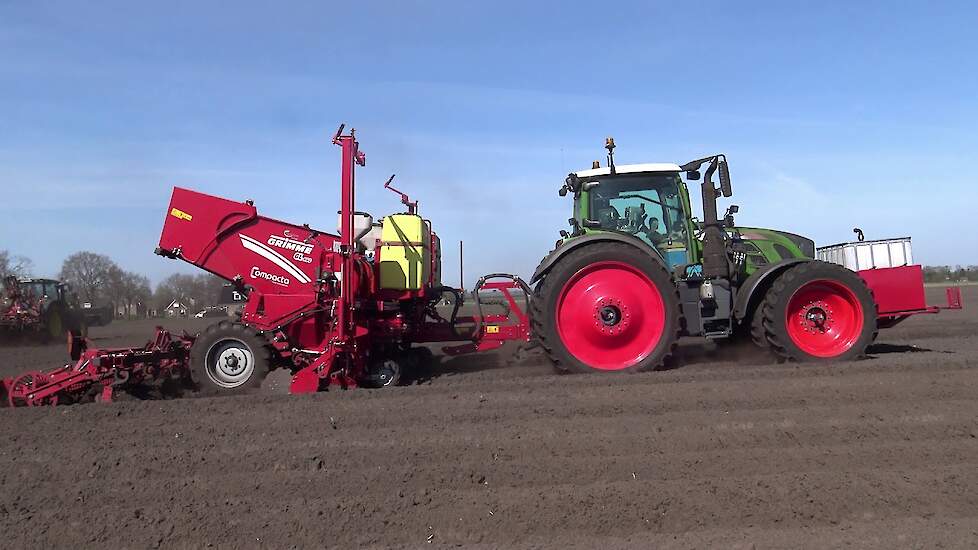 AARDAPPELENPOTEN MET EEN FENDT 724VARIO PROFIE PLUS GRIMME GL 860 COMPACTA