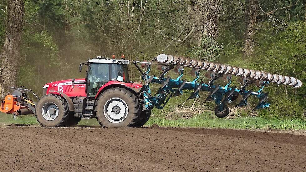 MF 7726 D6 EFF met 8 schaar Kramer Ecoploeg