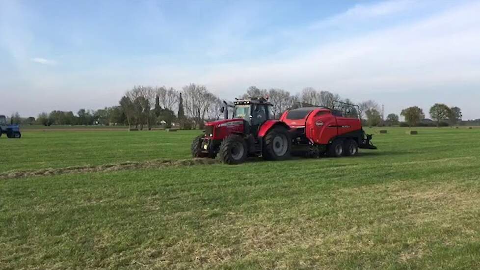 Eerste Kuhn SB 1270 X OC grootpakpers  aan het werk