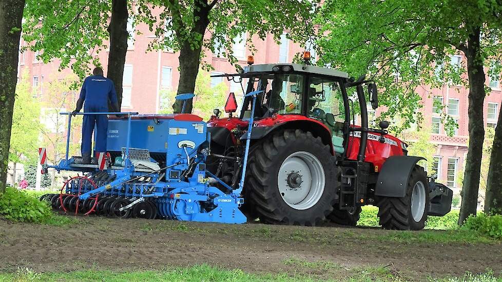 Weer actie op het Malieveld met Massey Ferguson en Lemken