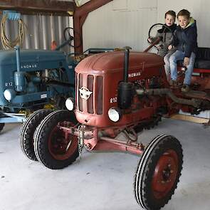 In de schuur staan ook nog twee Hanomags R12. De rode R12 is nagenoeg dezelfde Hanomag die Johans vader in 1958 tweedehands kocht.