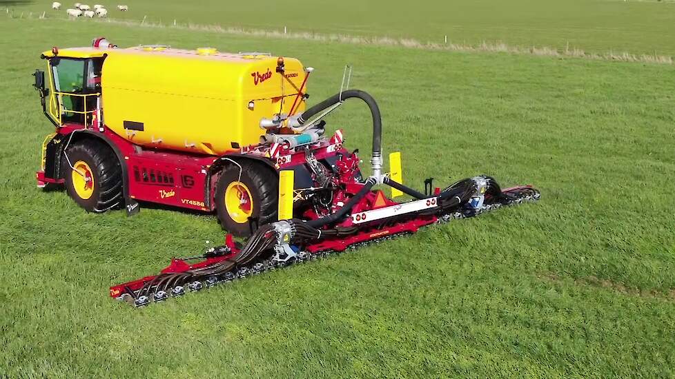 Vredo Contractor ZB4 12 meter met enkele V schijf trekt zijn eerste baantjes
