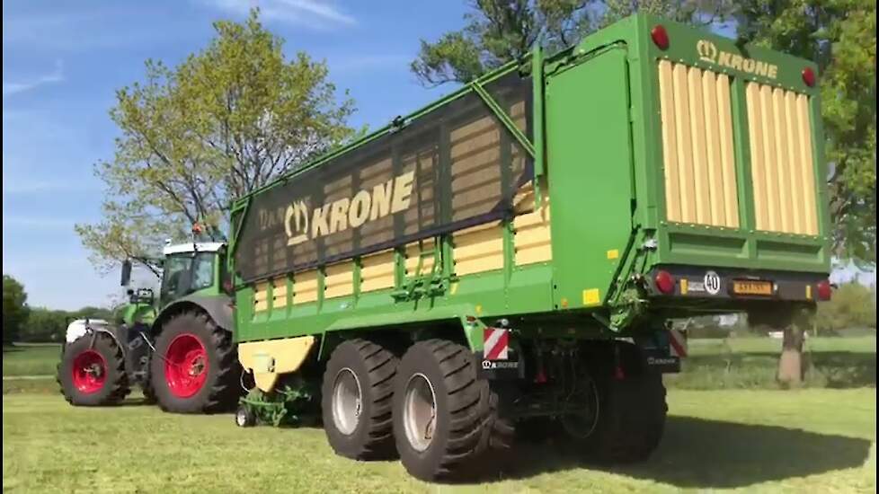 Muller Grondverzet en De Grasspecialist Krone ZX 470 GD