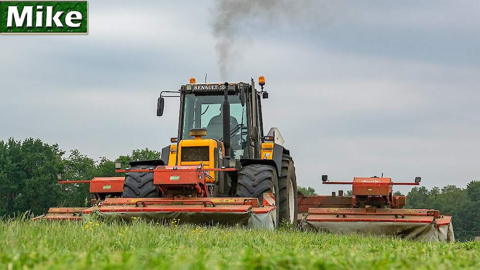 2020 | Renault 133.54 TZ with Kuhn Triples | Mowing Grass | J. vd Brink | Gras maaien.