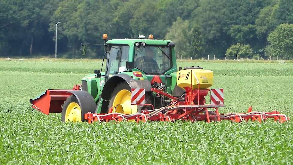 John Deere 6620 met Broekema schoffelbalk met opgebouwde APV zaaimachine