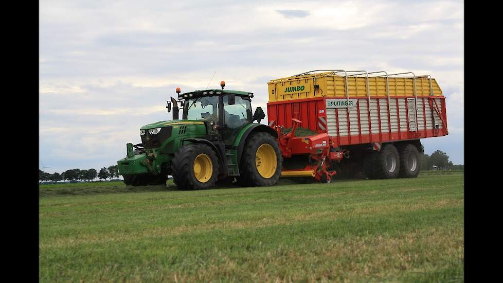 Gras oprapen met John Deere 6150R / Pottinger jumbo 8010