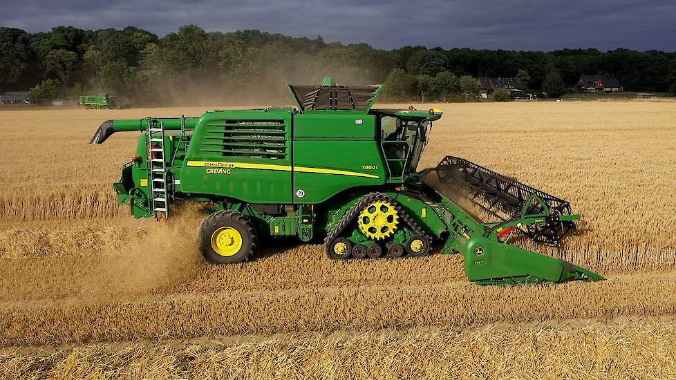 John Deere T660I met rupsen vierwielaandrijving en een topsnelheid van 40 km/u