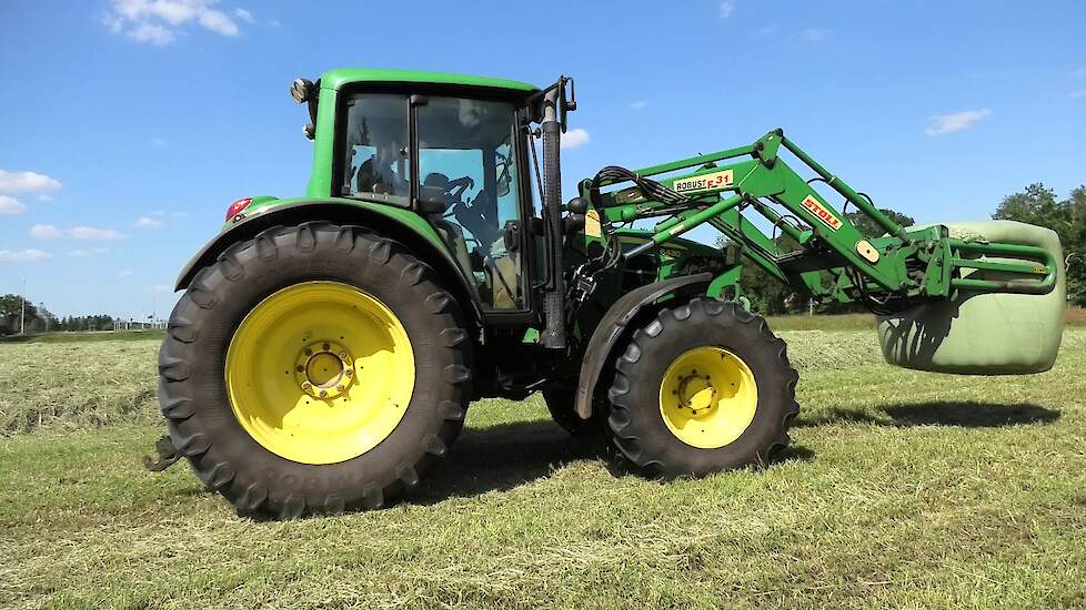 RONDE BALEN LADEN MET EEN JOHN DEERE 6430 STOLL ROBUST F 31