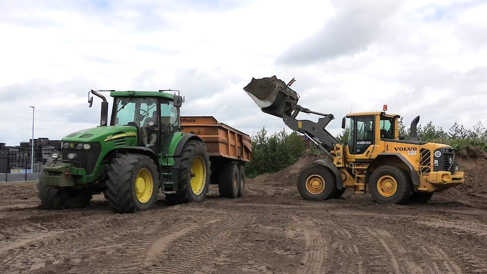 GROND LADEN MET EEN VOLVO L70 F JOHN DEERE 7920 JCB FASTRAC 4220