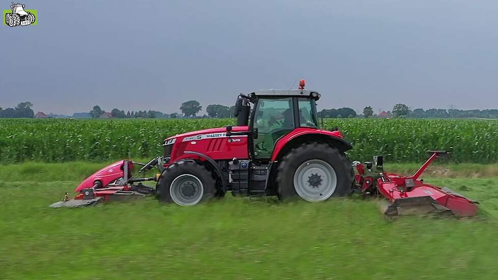 Massey Ferguson 7720 S Dyna-6 met triple schijvenmaaiers van MF