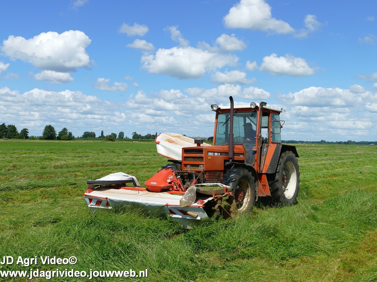 CLAAS › Gras maaien met een Renault 8914 Trekkerweb.nl