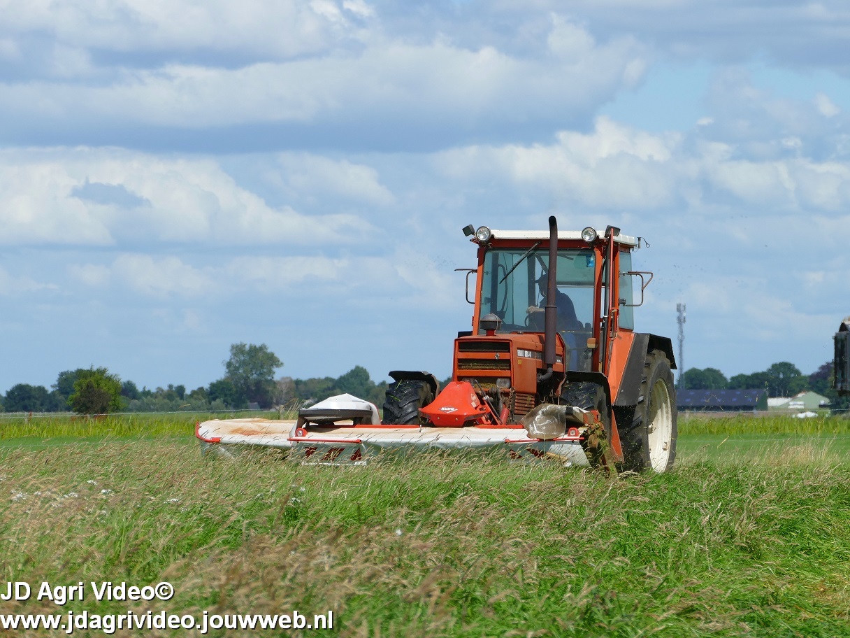 CLAAS › Gras maaien met een Renault 8914 Trekkerweb.nl