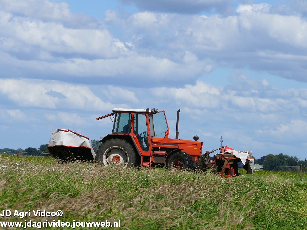 CLAAS › Gras maaien met een Renault 8914 Trekkerweb.nl