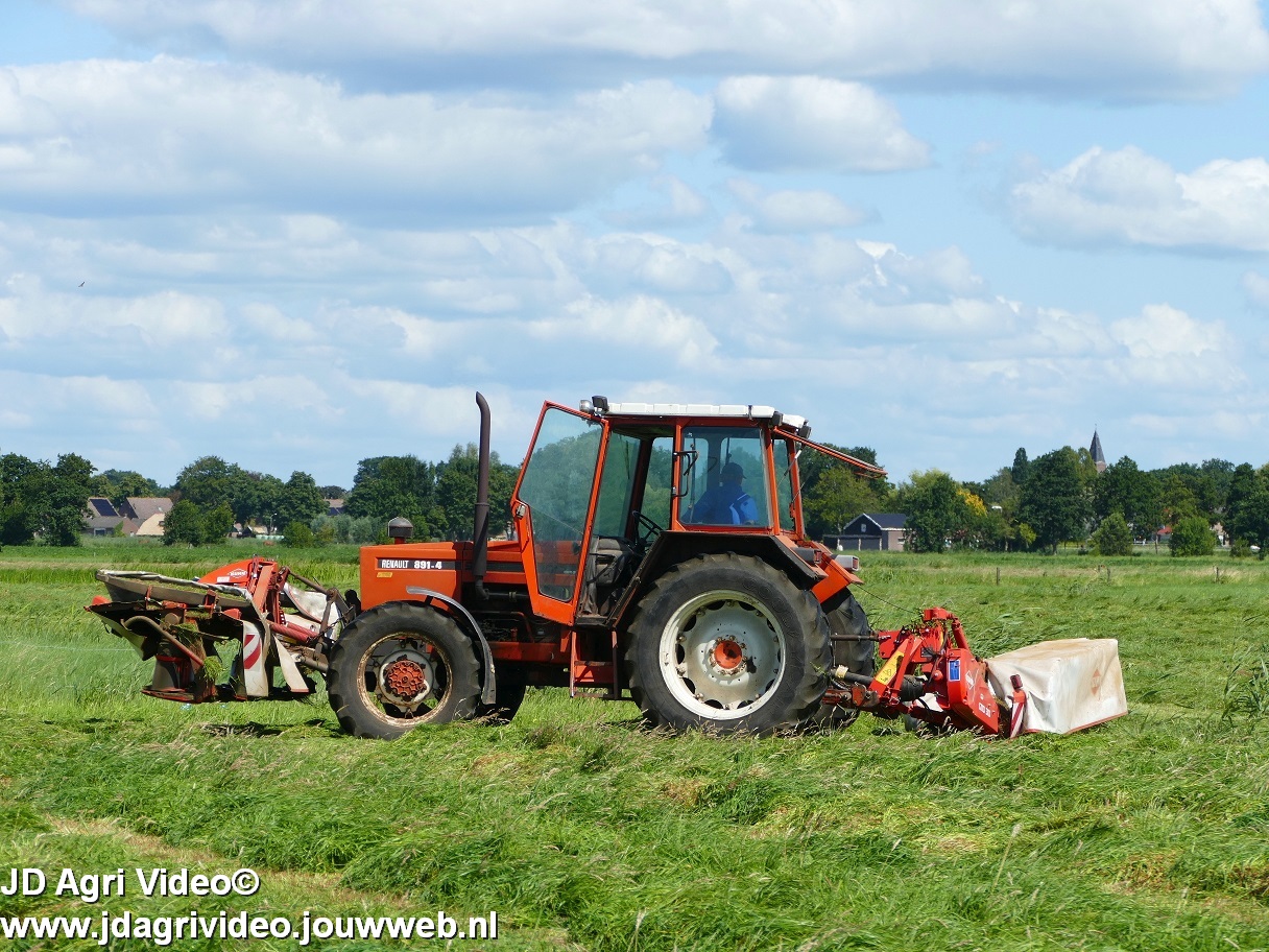 CLAAS › Gras maaien met een Renault 8914 Trekkerweb.nl