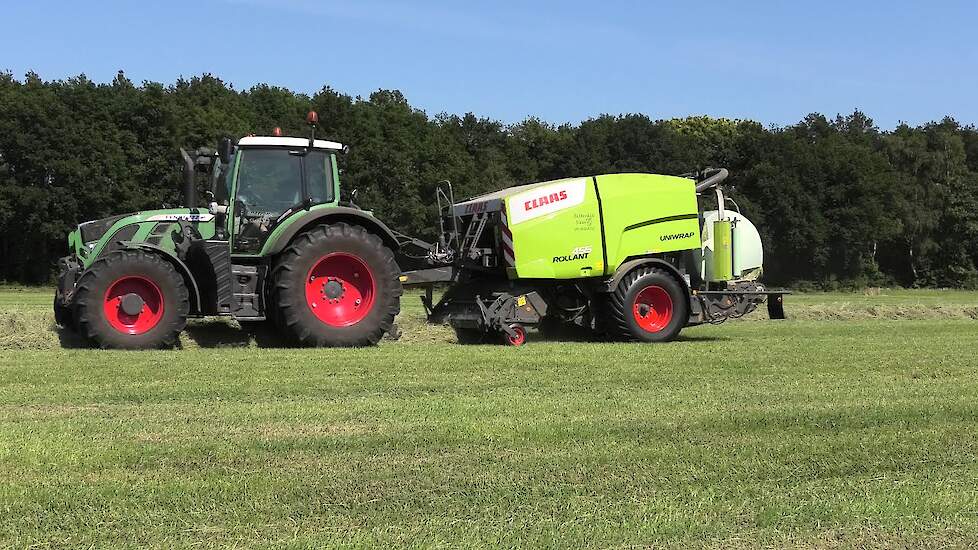 RONDE BALENPERSEN MET EEN FENDT 722 CLAAS ROLLANT 455 UNIWRAP