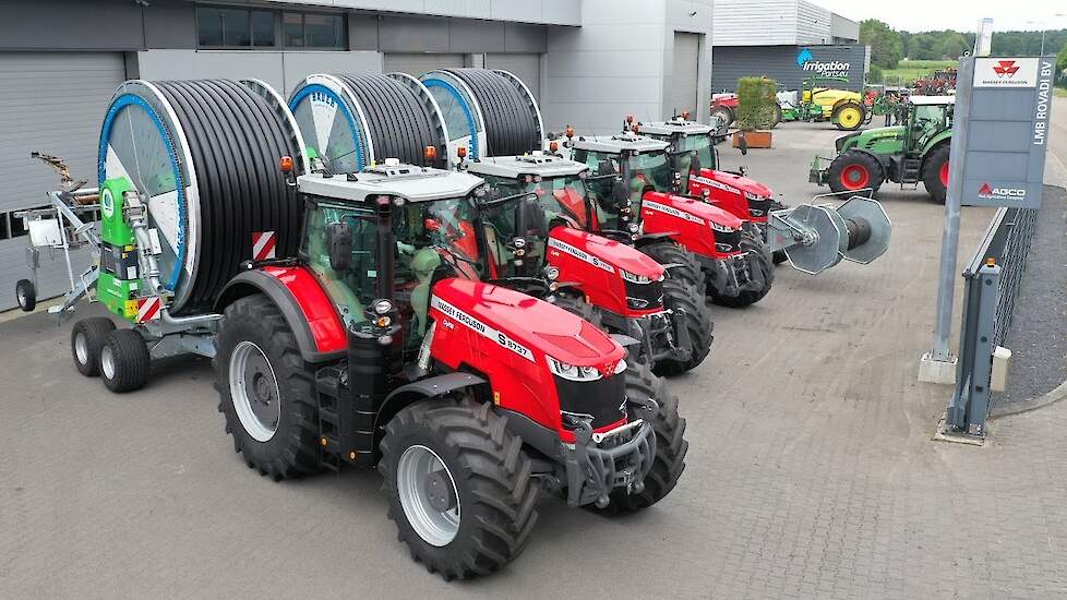 Aflevering Massey Ferguson trekkers en Bauer regeninstallaties