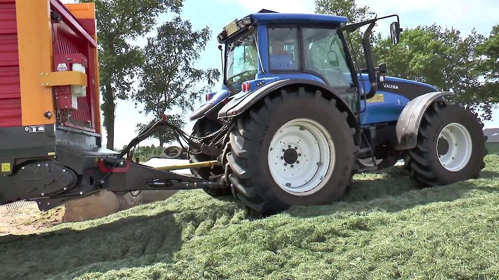 Loonbedrijf Lindeboom met Valtra en Schuitemaker Rapide 660 in het gras Trekkerweb