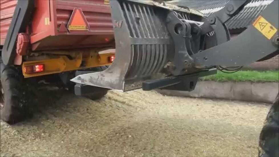 Geen kuil te hoog met Armadis shovel-duwbok Trekkerweb